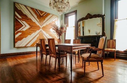 Rolling Mill Hill House | Henrie House I Luxury 4BR Downtown Historic Gem with Library & Patio