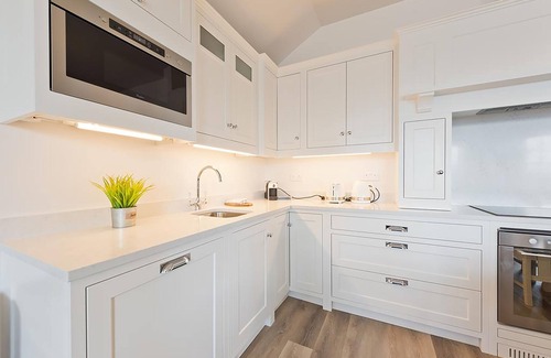 Broadstone Apartment | Henrietta Suites City Centre
