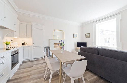 Broadstone Apartment | Henrietta Suites City Centre