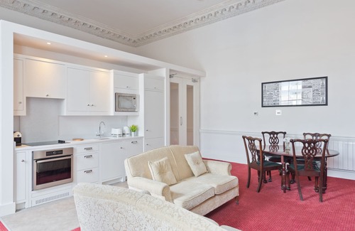 Broadstone Apartment | Henrietta Suites City Centre