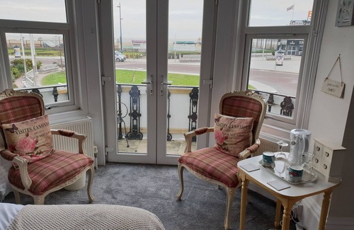 Great Yarmouth Bed & Breakfast | Henry's On The Prom