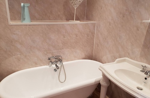 Great Yarmouth Bed & Breakfast | Henry's On The Prom