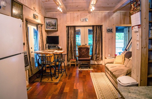 Mountain Rest Cabin | HENRY’S red roof cabin on the Chauga River