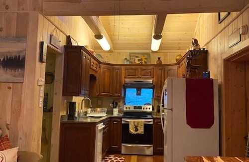 Mountain Rest Cabin | HENRY’S red roof cabin on the Chauga River