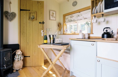 Redmile Cabin | Herbie's Shepherd's Hut - Wellness & Hot Tub
