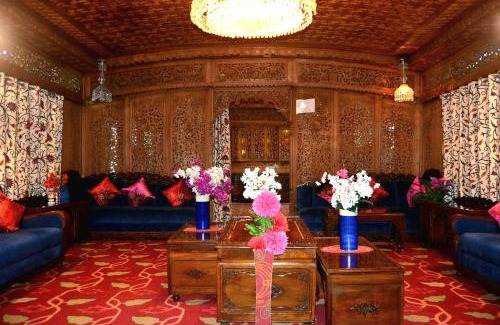Dal Lake Hotel | Heritage Amina Group Of Houseboats