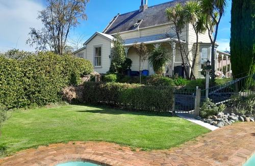 Nelson South Apartment | Heritage apartment attached to character home with pool in central Nelson.