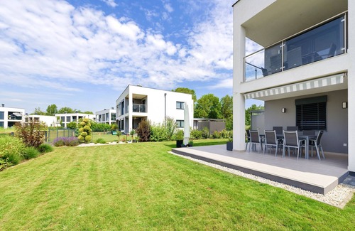 Zsira Apartment | Heritage Apartment with Swimming Pond