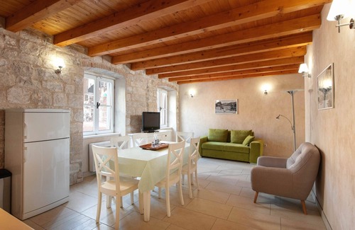 Omis Apartment | Heritage Family Apartment Mama 1 in Omiš, free parking