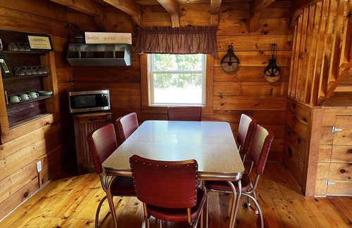 Chatfield Cabin | Heritage hideaway-Secluded Log Cabin