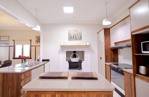 Tenterfield House | Heritage Home with BBQ & Outdoor Fire Pit