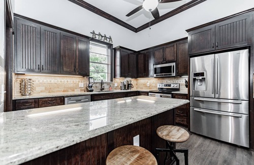 Euless House | HERITAGE HOUSE- HUGE POOL-ROOFTOP-PICKLE-BALL COURT-ARCADE-HOT-TUB