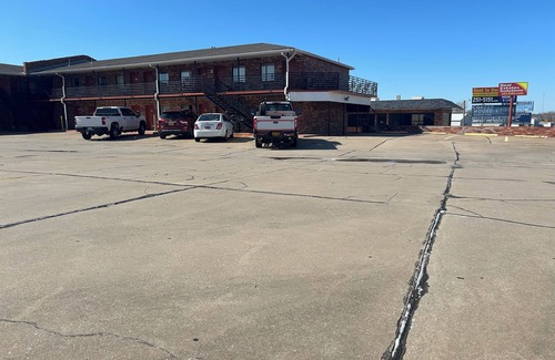 Duncan House | Heritage Inn Duncan HWY 81 with Large vehicle truck parking