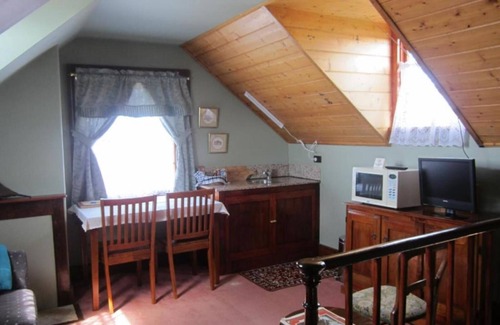 Sorell Hostel | Heritage Loft Queen bed Own Entrance & Bathroom
