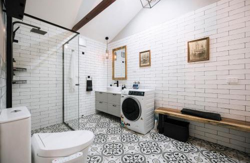 Medlow Bath House | Heritage Log Cabin and Garden w Outdoor Hot Tub