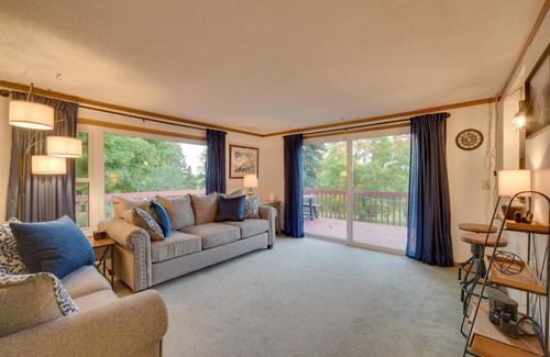 Duluth House | Hermantown Home with Decks, Grill and Hot Tub!