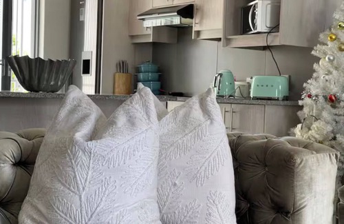 Bloubergstrand Apartment | HERMISERVE VILLA. A Lovely 2-bedroom apartment with WiFi in Cape Town
