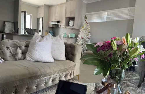 Bloubergstrand Apartment | HERMISERVE VILLA. A Lovely 2-bedroom apartment with WiFi in Cape Town