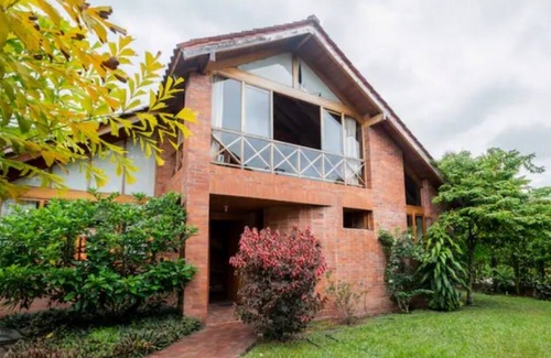 San Sebastian de Mariquita Ski Chalet | Hermosa casa en Mariquita con Piscina!