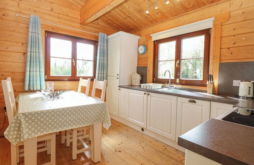 Badwell Ash Cottage | HERON LODGE, character holiday cottage, with hot tub in Badwell Ash