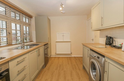 Llanvair Kilgeddin Cottage | HERON'S LODGE, pet friendly, with a garden in Penperlleni