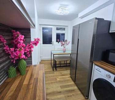 Stevenage House | Hertfordshire - Stylish 6BR Retreat, 3 Parking