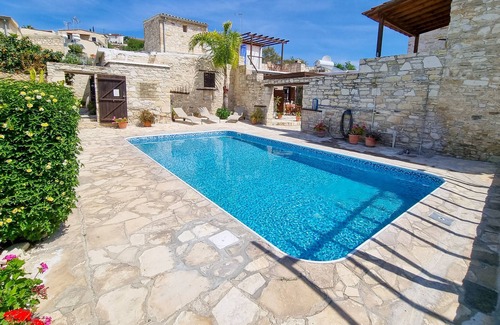 Skarinou Apartment | Hestia Poolview Studio