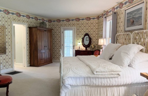 Pentwater Bed & Breakfast | Hexagon House Bed and Breakfast - Cottage Rose Suite