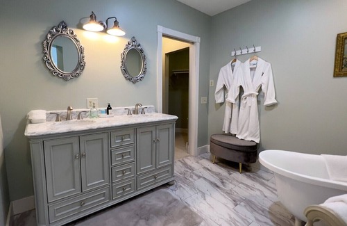 Pentwater Bed & Breakfast | Hexagon House Bed and Breakfast - Cottage Rose Suite