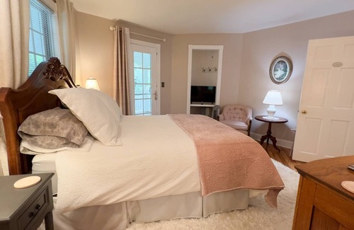 Pentwater Bed & Breakfast | Hexagon House Bed and Breakfast