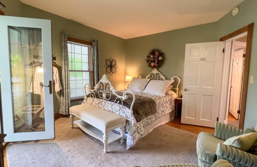 Pentwater Bed & Breakfast | Hexagon House Bed and Breakfast - Garden Room