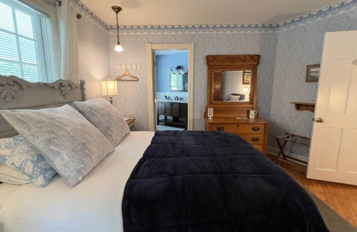 Pentwater Bed & Breakfast | Hexagon House Bed and Breakfast - Russell Room