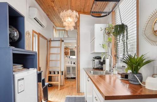 Blackshear-Prospect Hill House | HGTV Featured Tiny Home w Hot Tub Near East 6th St