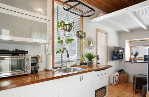 Blackshear-Prospect Hill House | HGTV Featured Tiny Home w Hot Tub Near East 6th St