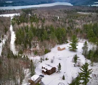 Barton House | HGTV Log Cabin near Lake Willoughby, Burke, Jaypeak ang Kingdom Trails