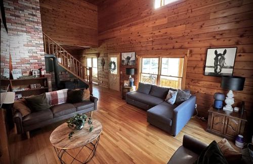 Barton House | HGTV Log Cabin near Lake Willoughby, Burke, Jaypeak ang Kingdom Trails