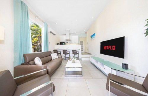 Boegoeroei Apartment | HH1-SLEEPS 4, PRIVATE UNIT, WIFI, INFINITY POOL, BBQ, HOT TUB, AMAZING VIEWS