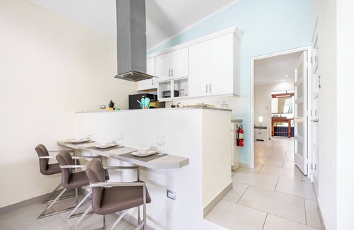 Boegoeroei Apartment | HH2-SLEEPS 4, PRIVATE UNIT, INFINITY POOL, BBQ, HOT TUB AND AMAZING VIEWS