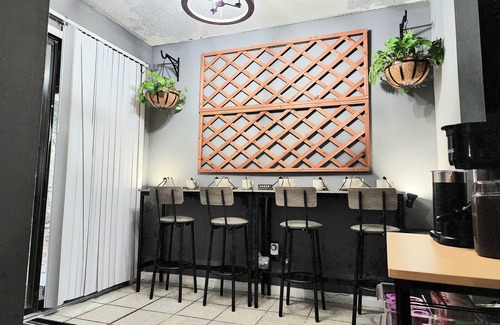 North Charleston House | 🦾HI-TEK MANOR 2🤖Central Location🗣️ Two 75in 4k LED TV'S🚀1GB internet🖥️