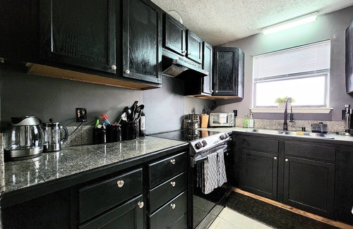 North Charleston House | 🦾HI-TEK MANOR 2🤖Central Location🗣️ Two 75in 4k LED TV'S🚀1GB internet🖥️