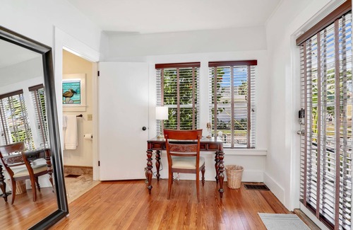 Fort Myers River District House | Hibiscus House Bed Breakfast Inn Parrot Room