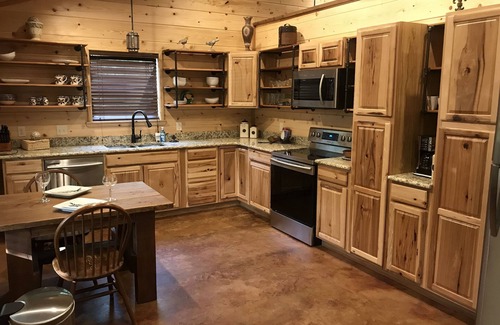 Broken Bow Cabin | Hickory Moon - 1 Bedroom Couples Cabin near Beavers Bend Park