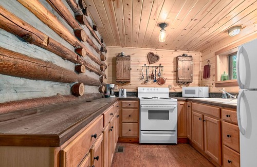 Gerton Cabin | Hickory Nut Lodge, Romantic, Cozy, Amazing Views, Hot Tub, Fireplace, Pets OK