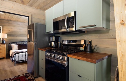 Petoskey Cabin | Hidden Acres - Austur Cabin