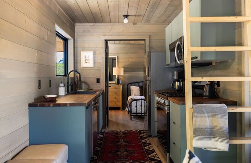 Petoskey Cabin | Hidden Acres - Austur Cabin