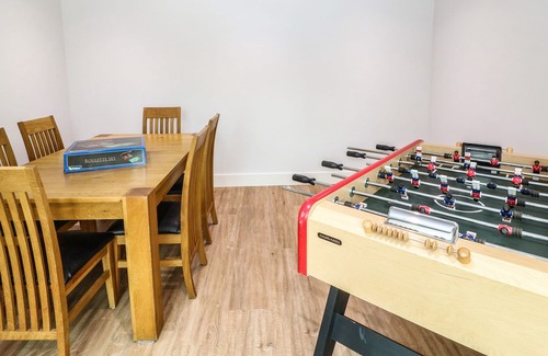 Frilford House | HIDDEN BROOK HOUSE, pet friendly, with hot tub in Frilford