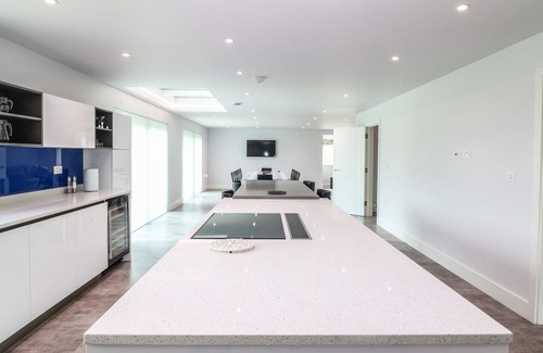 Frilford House | HIDDEN BROOK HOUSE, pet friendly, with hot tub in Frilford
