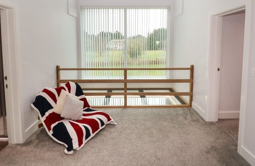 Frilford House | HIDDEN BROOK HOUSE, pet friendly, with hot tub in Frilford