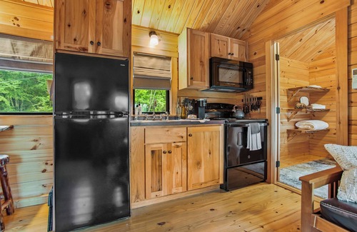 Shippenville Cabin | Hidden Creek Hideaway w/Hot Tub & Views + Fire Pit