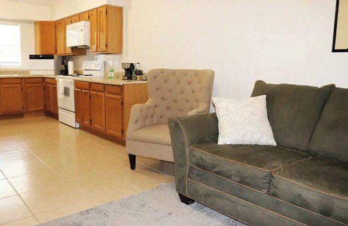 Lakeland House | Hidden Emerald-Apartment with Kitchen and Laundry